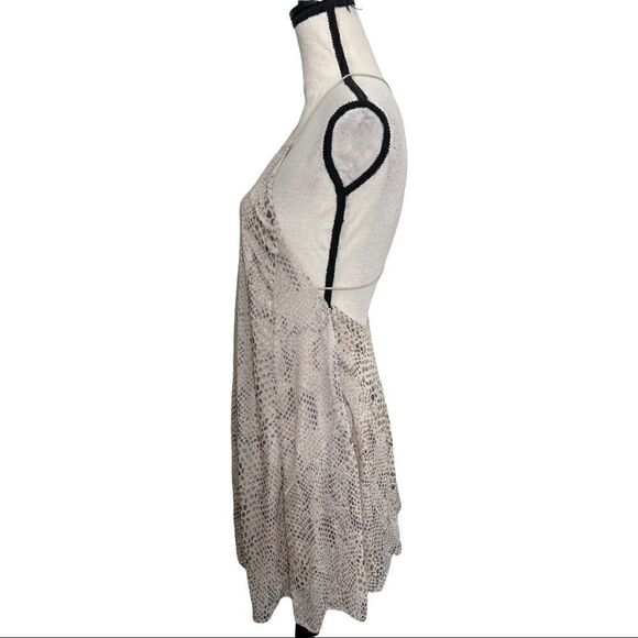 ⭐️ 3/$30 SILENCE & NOISE Sleeveless Snake Print Dress. Open Back. Size Small - Picture 6 of 8